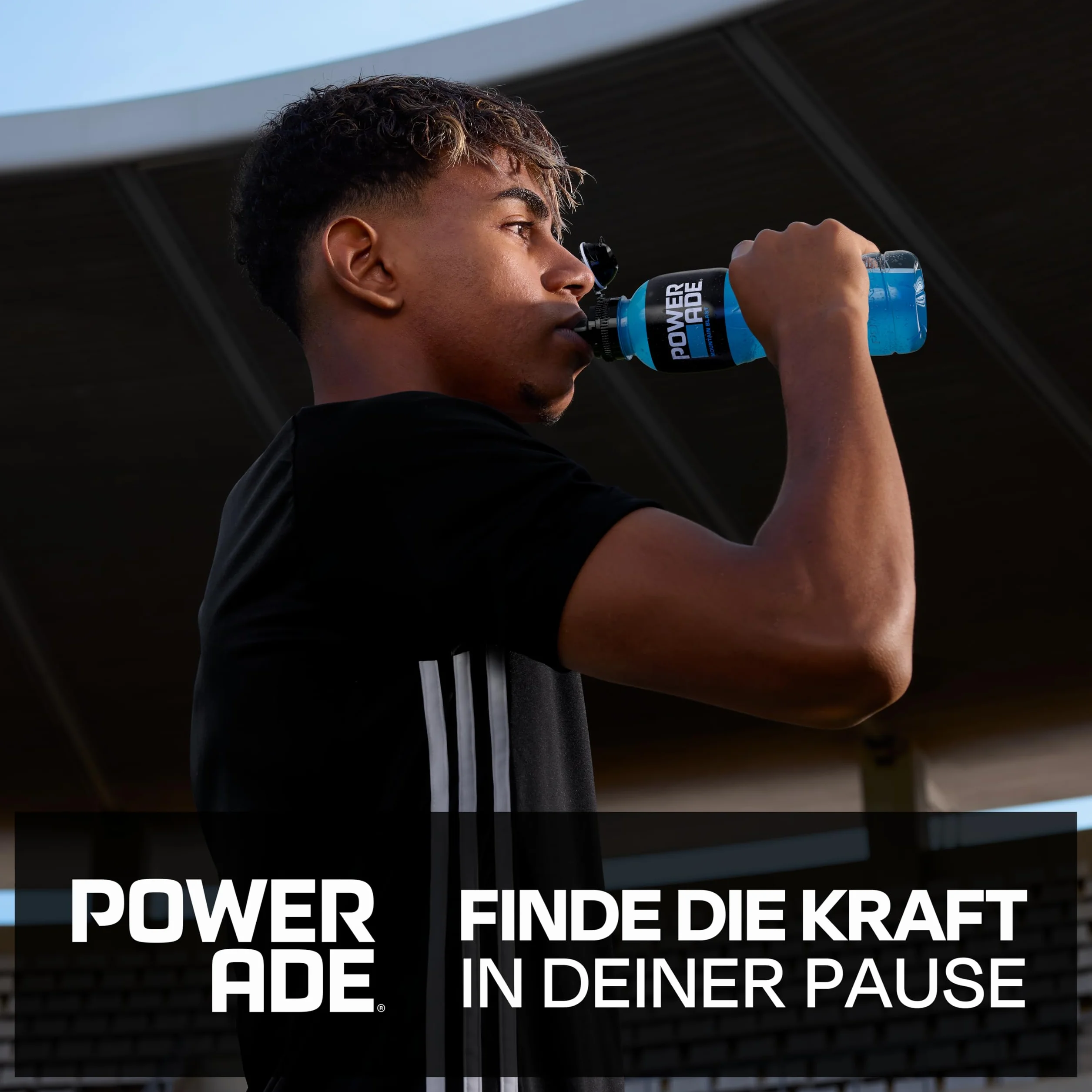 Powerade Sports Mountain Blast, kalorienarmes Sportgetränk mit Fruchtmix-Geschmack, mit Elektrolyten, Sport Drink in stylischen Einweg Flaschen (12 x 500 ml)