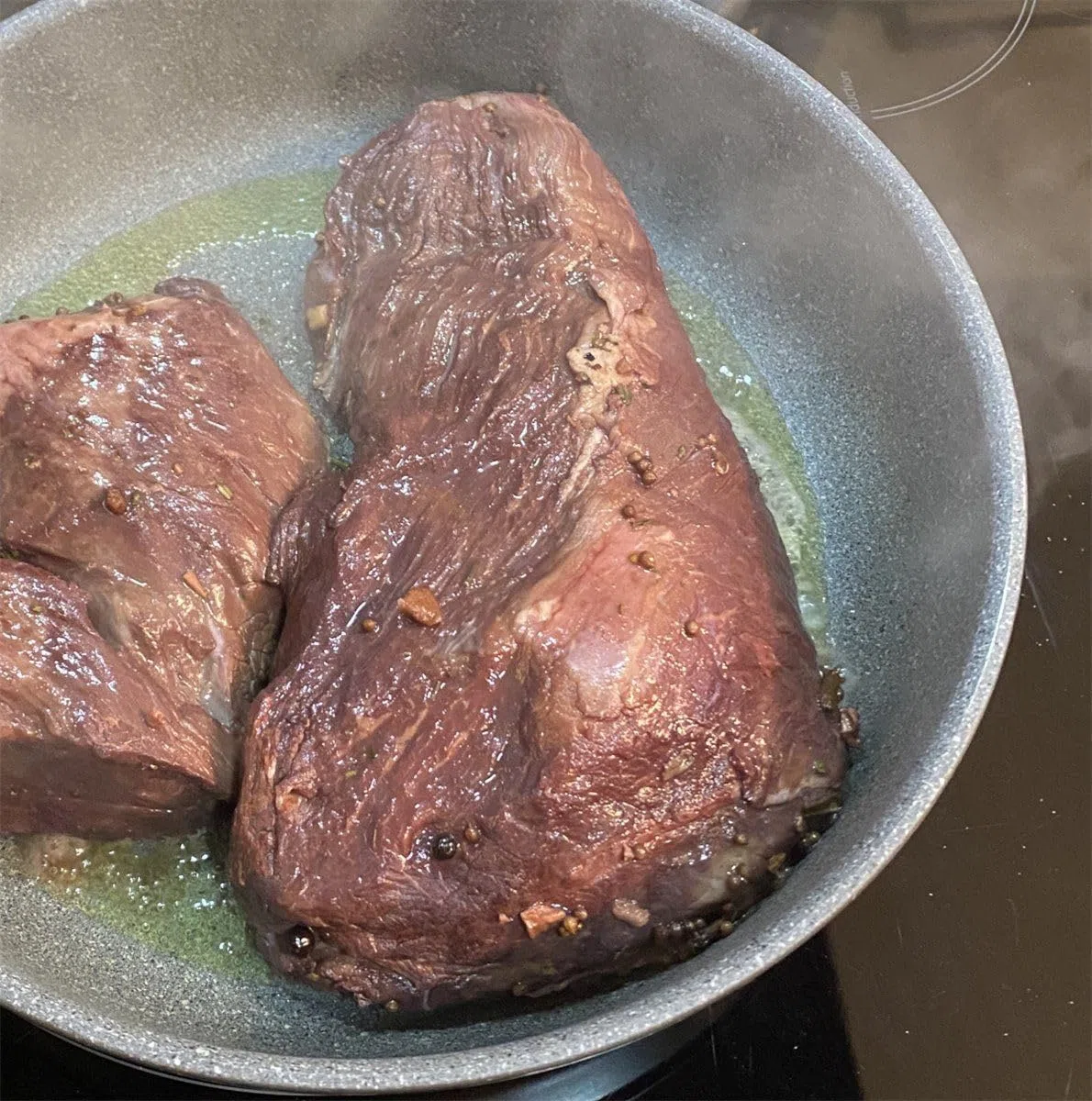 Schwarzwald Metzgerei - Badischer Sauerbraten, saftiges und mageres Stück vom Rinderbullen, ohne Knochen, küchenfertig eingelegt - 1200g