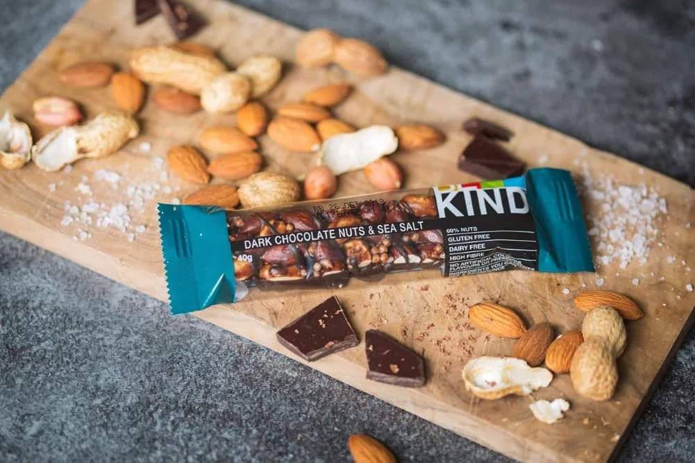 BE KIND Dark Chocolate Nuts & Sea Salt, 12er Pack (12 Riegel à 40 g)