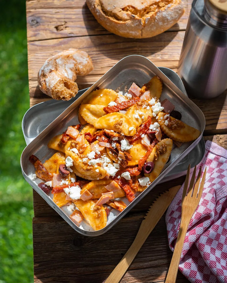 MAGGI Ravioli in pikanter Sauce, leckeres Fertiggericht mit Fleisch gefüllten Nudeln und Sauce, das Pasta-Original ideal fürs Camping oder den Vorratsschrank, 6er Pack (6 x 800g)