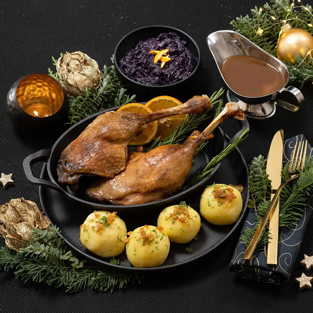 Zwei zarte Entenkeulen mit Bratensauce, Apfelrotkraut und Kloßteig - Küchenfertiges Festtagsmenü