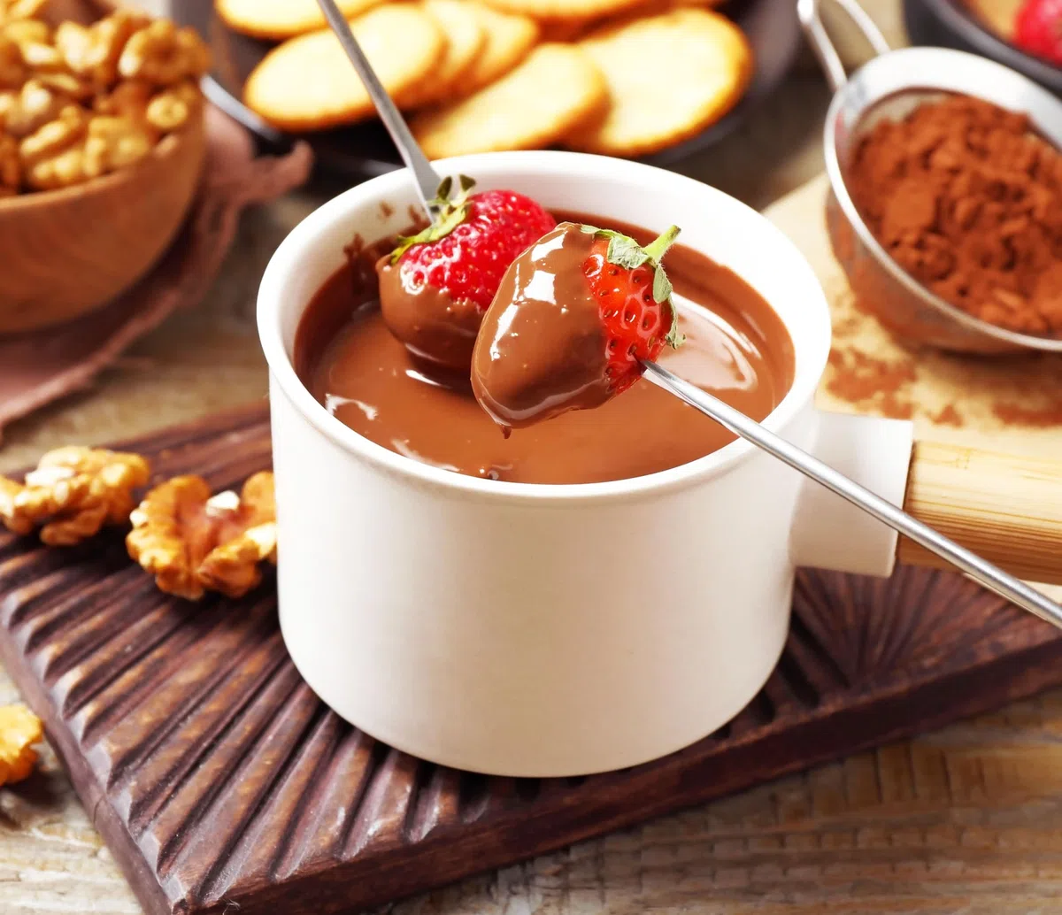CHOCO SECRETS - 600g Vollmilch Schokolade für Schokobrunnen - Schoko-Fondue Schokolade zum Schmelzen - Chocolate Chips für Schokoladenbrunnen - Belgische Kuvertüre Drops zum Backen - Schoko-Drops