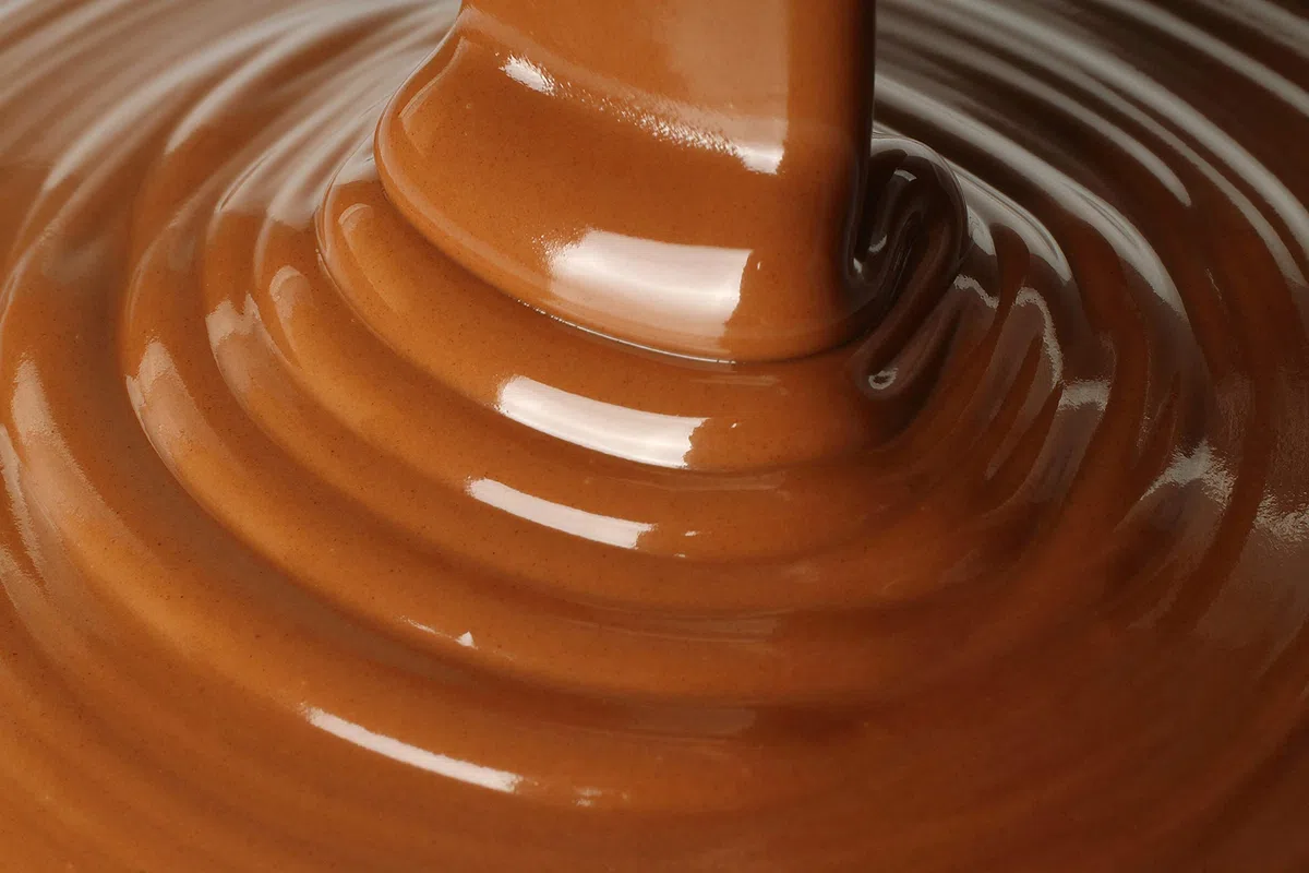 CHOCO SECRETS - 600g Vollmilch Schokolade für Schokobrunnen - Schoko-Fondue Schokolade zum Schmelzen - Chocolate Chips für Schokoladenbrunnen - Belgische Kuvertüre Drops zum Backen - Schoko-Drops
