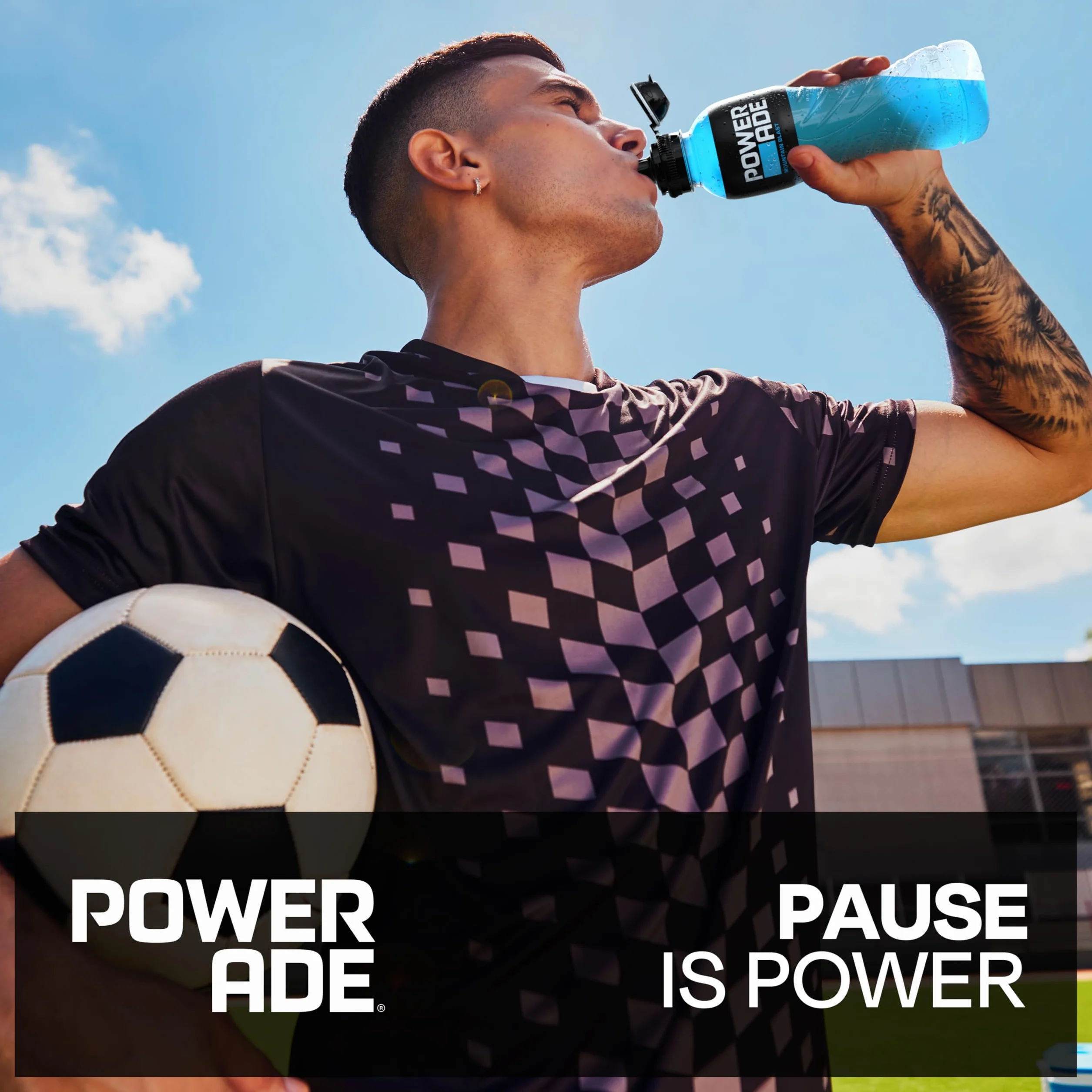 Powerade Sports Mountain Blast, kalorienarmes Sportgetränk mit Fruchtmix-Geschmack, mit Elektrolyten, Sport Drink in stylischen Einweg Flaschen (12 x 500 ml)